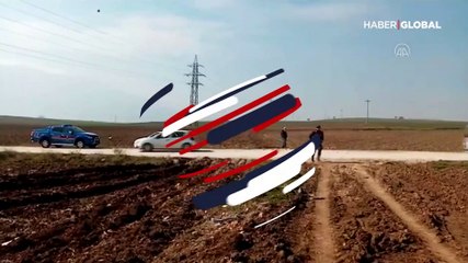 Tarla süren çiftçinin başına gelen 'yok artık' dedirtti! İzleri takip eden arkadaşı bulundu