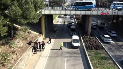 Bursa köprülü kavşaktan atladı, otomobilin üzerine düşüp ağır yaralandı