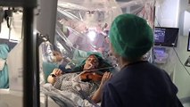 Para salvar sus manos, una violonista toca durante su operación de cerebro