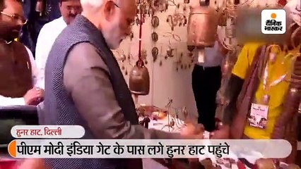 Descargar video: प्रधानमंत्री मोदी कारीगरों की हौसला अफजाई करने हुनर हाट पहुंचे, लिट्टी-चोखा खाया और कुल्हड़ में चाय पी