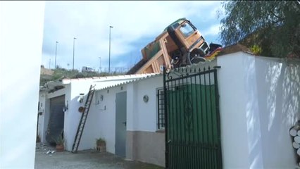 Un camión se empotra contra el tejado de un garaje