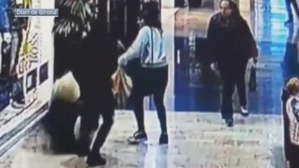 Reducen a un atracador que tiró al suelo a una mujer y la arrastró para quitarle el bolso