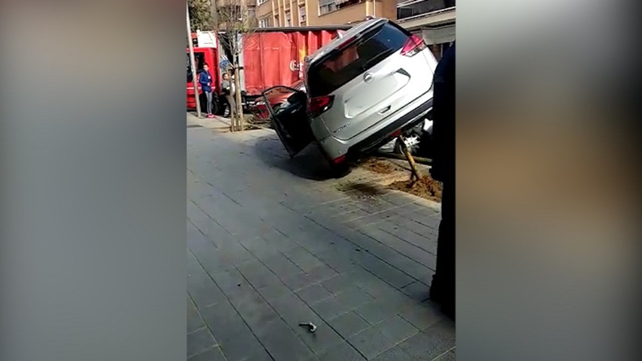 Dos peatones, heridos leves en un accidente de coche
