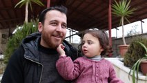 Pai e filha sírios riem de bombardeios
