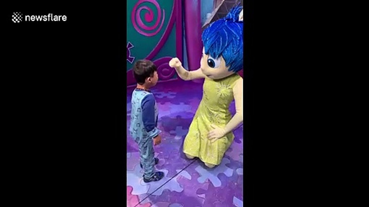 Heartwarming sign-language meeting between deaf boy and Disney World performer