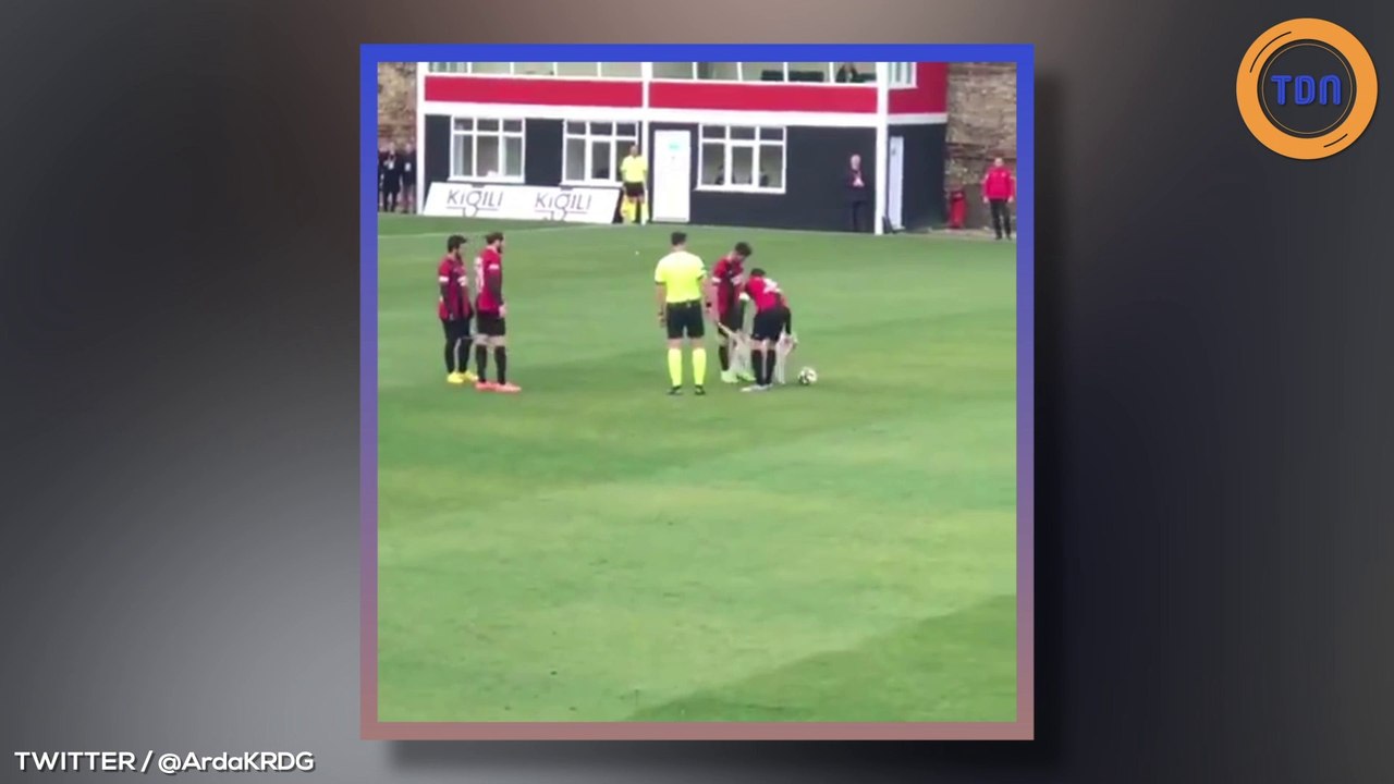 En plein match de foot, un chien s’invite sur le terrain et perturbe la rencontre !