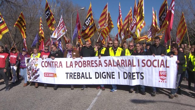 Unas 300 personas se concentran frente a Iqoxe para pedir más seguridad