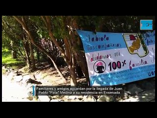 Familiares y amigos aguardan por la llegada de Juan Pablo "Pata" Medina a su residencia de Ensenada
