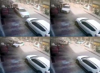 Fren yerine gaza basınca önce araçlara çarptı ardından kaldırıma çıktı