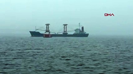 Çanakkale Boğazı'nda makine dairesinde yangın çıkan gemi sürükleniyor