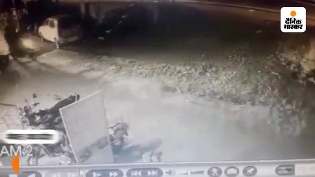 वाहन चोर घर के सामने से दो बाइक चुरा ले ग