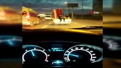 Eşya yüklü kamyonetin kasasında tehlikeli yolculuk kamerada