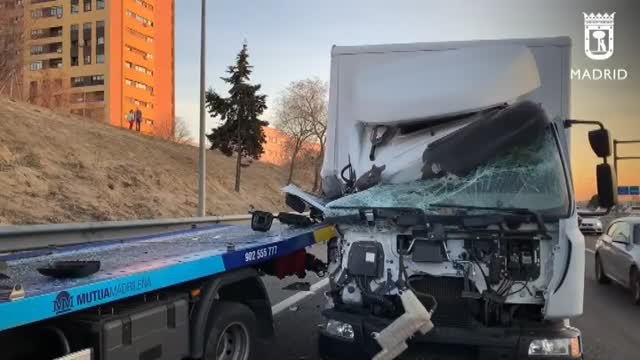 Arrollados por un camión un conductor que había sufrido un pinchazo en su vehículo y el gruista que le asistía
