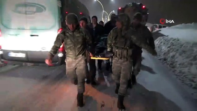 Mehmetçik, yaralanan vatandaşı ambulansa yetiştirmek için metrelerce sedyede taşıdı