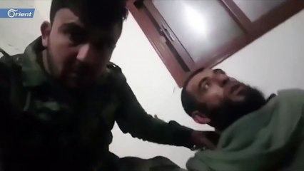 شاهد كيف أهان عناصر ميليشيا أسد مدنياً في عندان