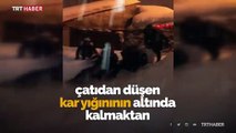 Kar yığını altında kalmaktan son anda kurtuldular