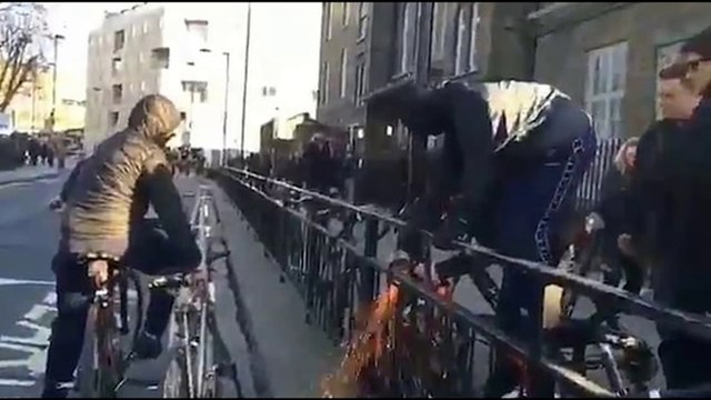 MASKED YOUTHS STEAL BIKE WITH ANGLE GRINDER IN BROAD DAYLIGHT IN LONDON