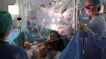 This is the moment a musician played the violin -- while surgeons removed a tumour from her brain