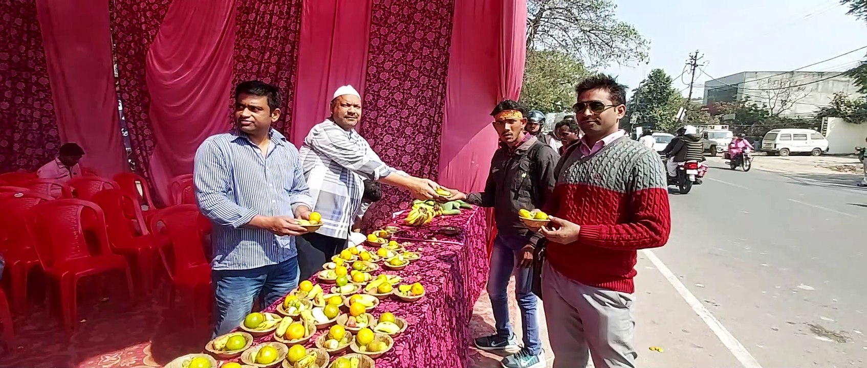 बाराबंकीः मुस्लिमों ने फूल बरसाकर, फल खिलाकर किया कांवड़ियों का स्वागत