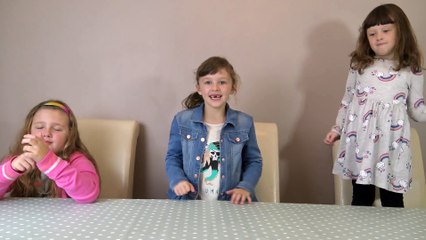 Sophia, Isabella e Alice Lendo Cartas
