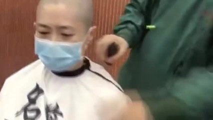 Espectaculares imágenes de enfermeros chinos rapándose el pelo