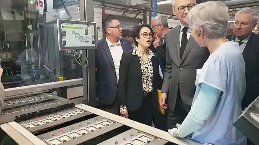 Le ministre Bruno Le Maire dans une usine de gommes en Haute-Savoie