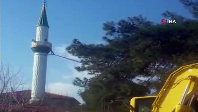 Depremde zarar gören caminin minaresi kontrollü şekilde böyle yıkıldı