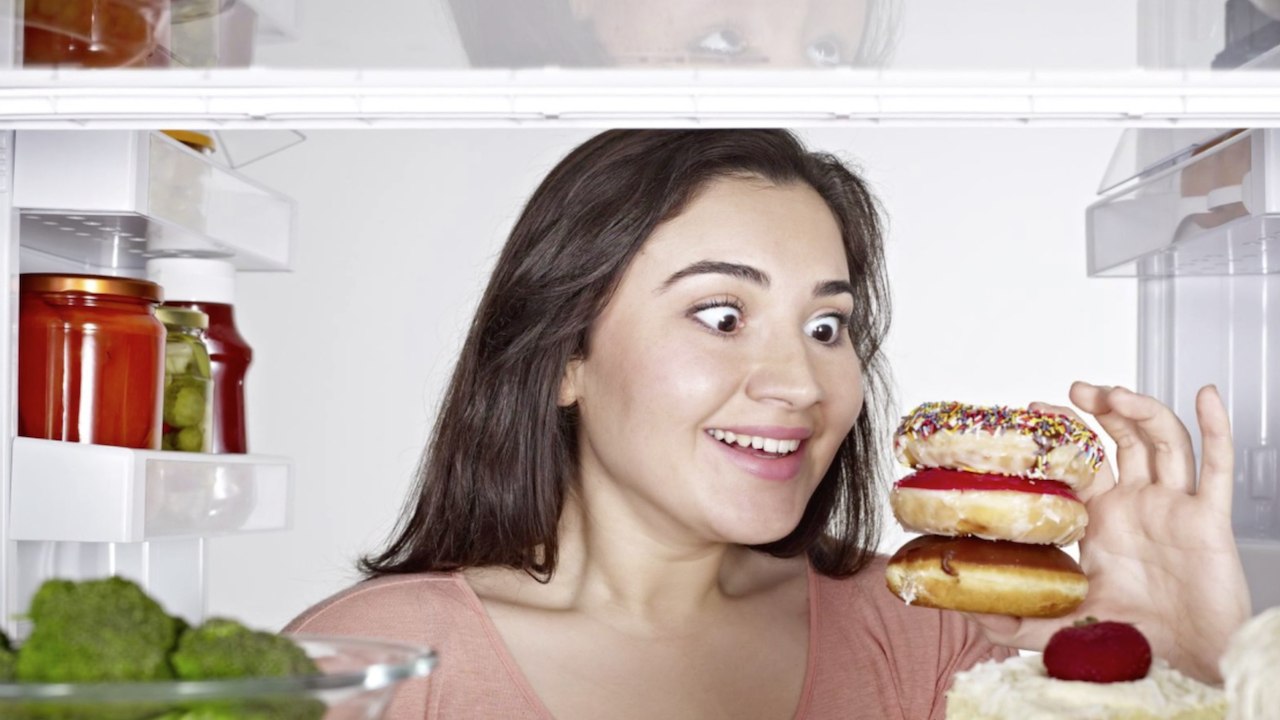 Schlafmangel kann eine Ursache für Heißhunger sein