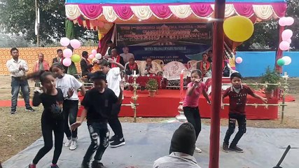 LITTLE KIDS ARE PERFORMING A DANCE
