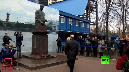 بوتين يضع الزهور عند نصب تذكاري لأناتولي سوبتشاك ببطرسبورغ