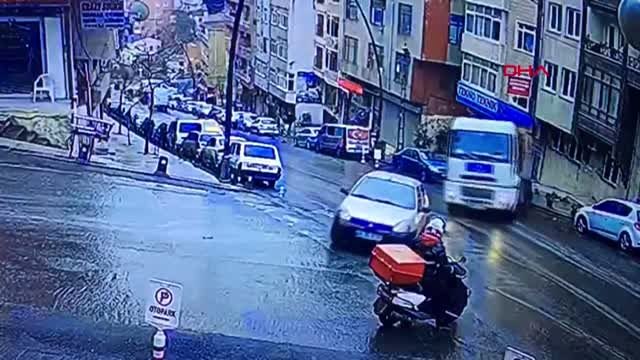 Gaziosmanpaşa'da asfalt yüklü kamyon otomobilin üzerine böyle devrildi
