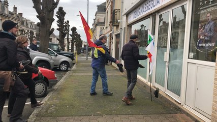 Des manifestants jettent des chaussures devant la permanence de Denis Masséglia