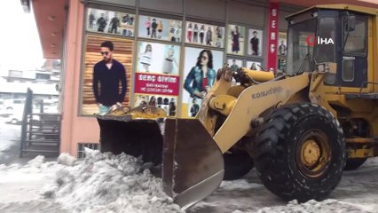 Ahlat’ta 10 günde 600 kamyon kar şehir dışına taşındı