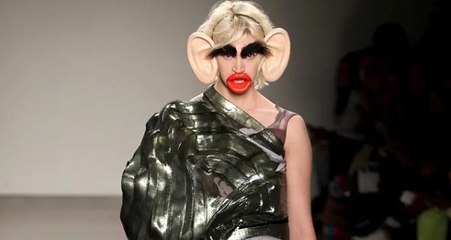 Dünyaca ünlü moda okulu FIT, ırkçılıkla eleştirilen defile için özür diledi