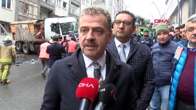 Gaziosmanpaşa'da iki otomobilin üzerine devrilen asfalt yüklü kamyon kaldırıldı