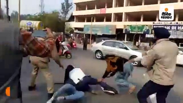 बाइक टकराने पर ट्रैफिक पुलिस मुलाजिम ने युवक को मारा थप्पड़, उसके बाद आपस में भिड़े