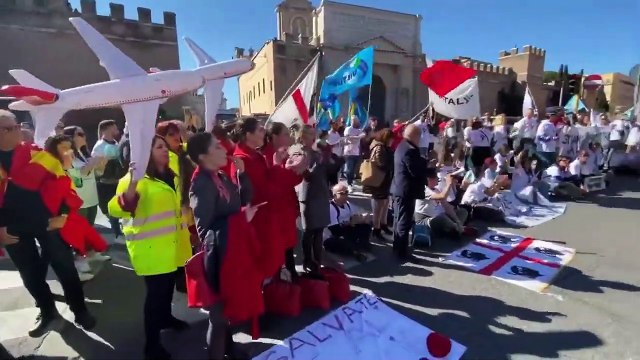Lavoratori Air Italy protestano sotto il ministero dei trasporti