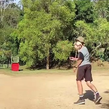 Il réalise des dribbles surprenants avec un ballon de foot