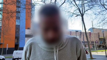 Un manifestante sufre una paliza por parte de los secesionistas