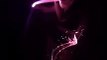 Une fille danse avec un fils LED lumineux dans le noir et c'est super cool !