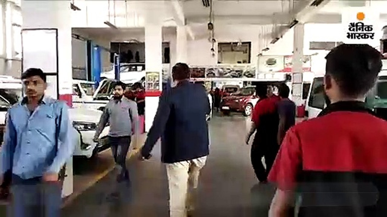 44 लाख रुपए का संपत्ति कर नहीं भरने पर पटवा शोरूम को निगम ने किया सील
