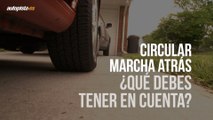 ¿Cuándo se puede circular marcha atrás? ¿Te pueden multar?