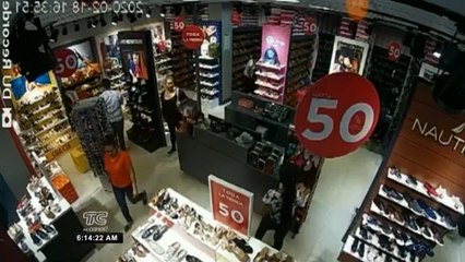Video muestra cómo una mujer roba en el interior de un local comercial de zapatos