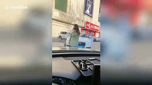 Restaurant owner in China throws takeaway food to customers to avoid the spread of coronavirus