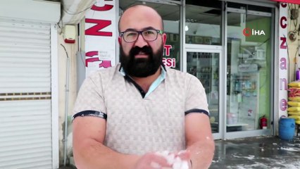 Dondurucu Soğuk ve Kara Rağmen Kısa Kollu Giyen Adamı Gören Şaşırıyor