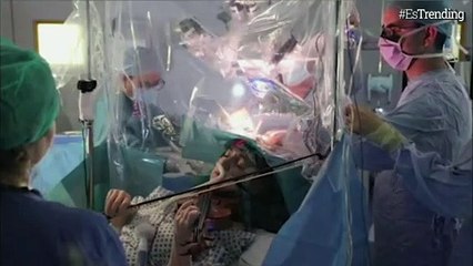 Mujer tocó el violín para salvar sus manos en medio de su operación de cerebro
