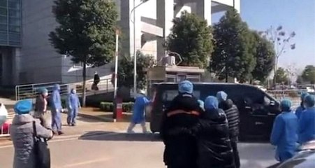 Koronavirüs sebebiyle ölü sayısı her geçen artarken, sosyal medyada paylaşılan bir video yürekleri burktu