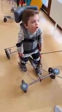 Jules fait ses premiers pas à l'aide d'un déambulateur