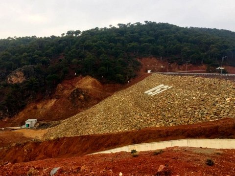 Uşak'ta bulunan Bahadır Barajı'nda çatlaklar oluştu, patlama ihtimaline karşı 4 okul tatil edildi