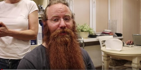 Cet homme rase sa barbe et le résultat est impressionnant